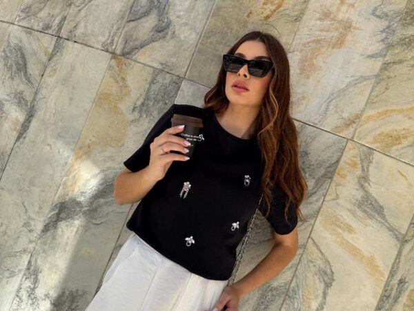 T-Shirt Raiane Pedraria - Preta