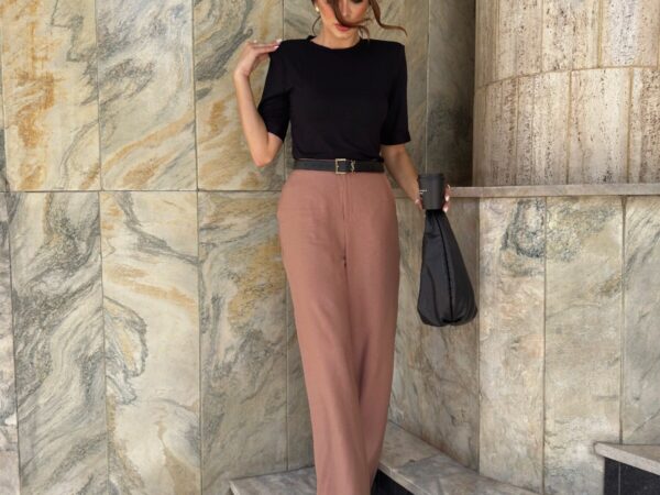 T-Shirt Sky Básica com Ombreiras - Preta