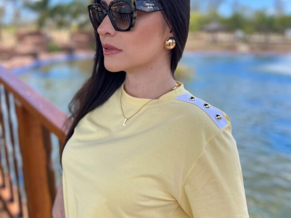 T-shirt Clássica - Detalhe no ombro - Amarelo Manteiga - Escolha o Tamanho