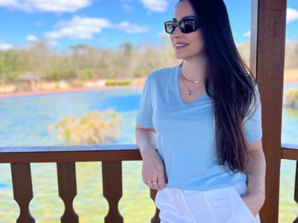 T-Shirt Clássica Gola V - Fio Egípcio - Baby Blue - Escolha  Tamanho