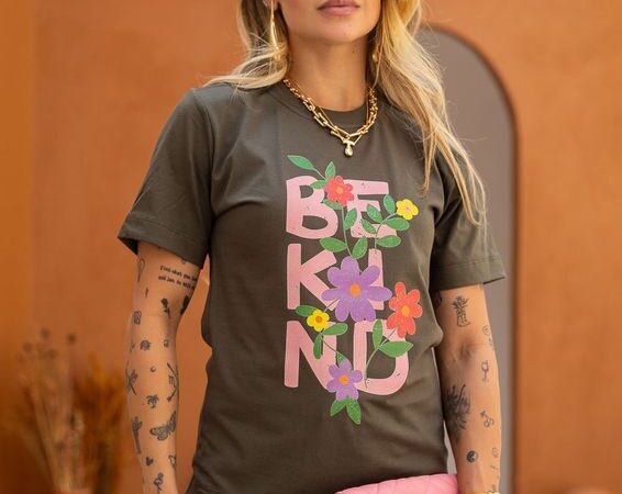 T-Shirt Be Kind Flowers - Escolha o tamanho