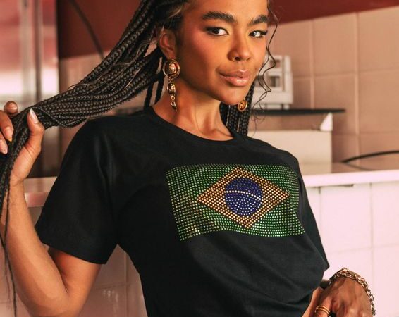 Coleção Alma Brasileira -T-shirt Bandeira Strass Preta