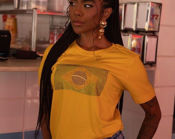 Coleção Alma Brasileira - Tee Bandeira Strass Amarela